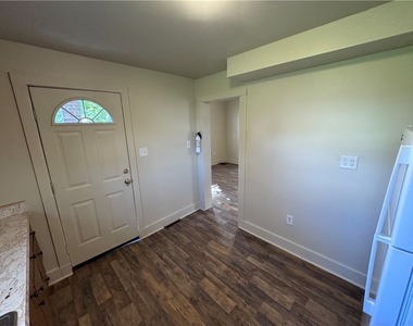 1067 Cleveland Ave - Photo Thumbnail 9