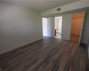 585 S Royal Crest Circle - Photo Thumbnail 5