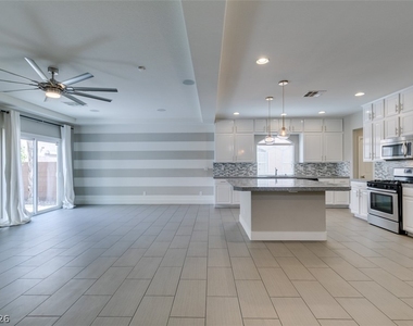 4586 W Camero Avenue - Photo Thumbnail 7