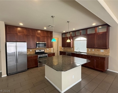 6083 Crown Palms Avenue - Photo Thumbnail 8