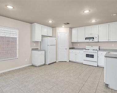 4836 Golden Shimmer Avenue - Photo Thumbnail 7