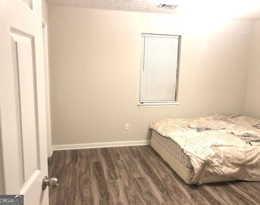 210 E Paces Drive - Photo Thumbnail 7