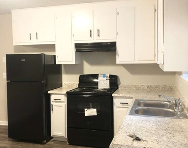 210 E Paces Drive - Photo Thumbnail 2