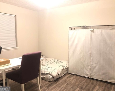 210 E Paces Drive - Photo Thumbnail 4