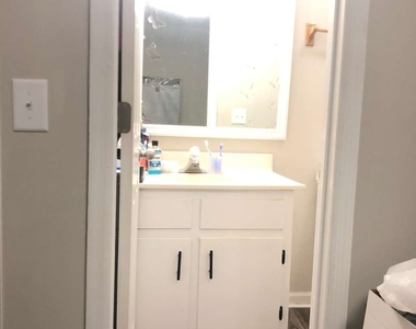 210 E Paces Drive - Photo Thumbnail 5