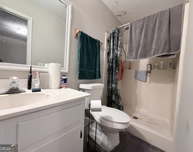 212 E Paces Drive - Photo Thumbnail 6
