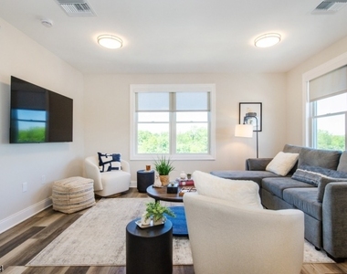 246 Main St - Photo Thumbnail 12