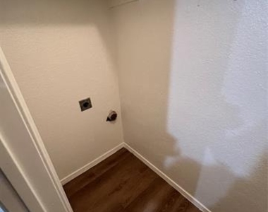 3045 Navarro Lane - Photo Thumbnail 4