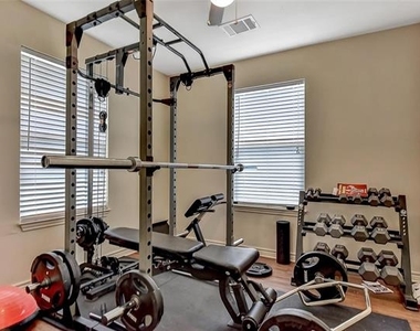 502 E Hughes Street - Photo Thumbnail 6