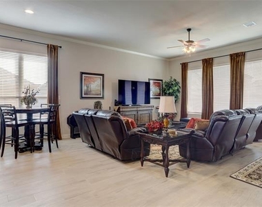 207 Michael Drive - Photo Thumbnail 4
