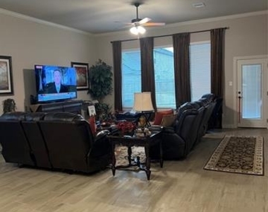 207 Michael Drive - Photo Thumbnail 3