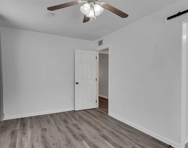 3024 Carnation Avenue - Photo Thumbnail 12