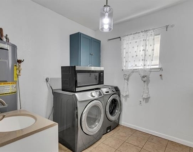 3024 Carnation Avenue - Photo Thumbnail 7