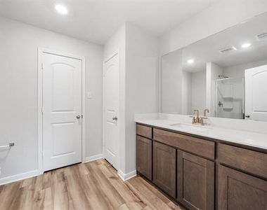 6318 Crosswood Lane - Photo Thumbnail 13