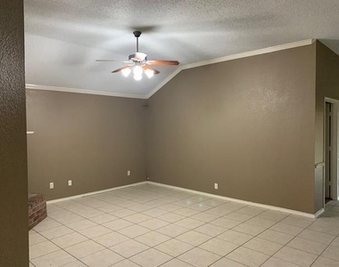 2805 Hawthorne Lane - Photo Thumbnail 10