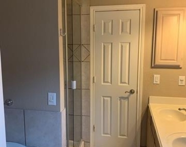 2805 Hawthorne Lane - Photo Thumbnail 14