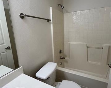 2805 Hawthorne Lane - Photo Thumbnail 8