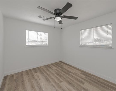 713 Sun Valley Drive - Photo Thumbnail 16