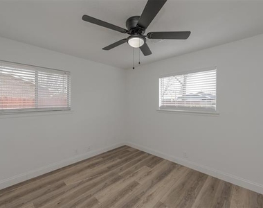 713 Sun Valley Drive - Photo Thumbnail 17