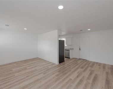 713 Sun Valley Drive - Photo Thumbnail 5
