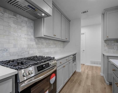 5832 Tracyne Drive - Photo Thumbnail 7
