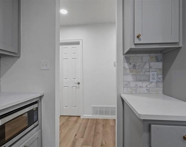 5832 Tracyne Drive - Photo Thumbnail 6