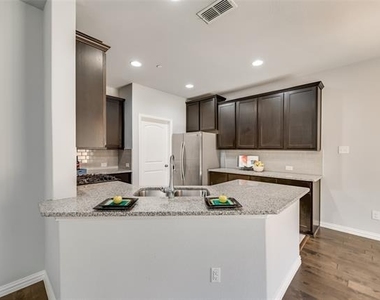 916 Brookville Court - Photo Thumbnail 5