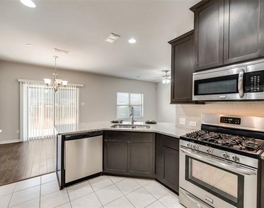 916 Brookville Court - Photo Thumbnail 4