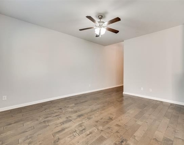 916 Brookville Court - Photo Thumbnail 12