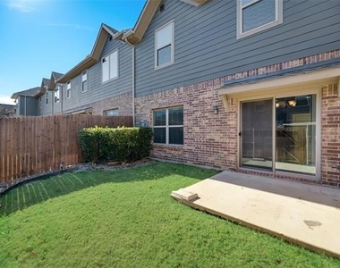 916 Brookville Court - Photo Thumbnail 3