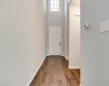 916 Brookville Court - Photo Thumbnail 13