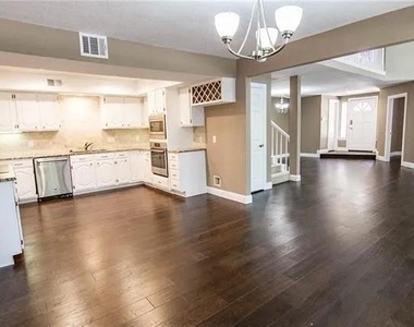 9401 Blue Jay Way - Photo Thumbnail 7