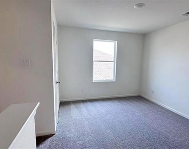 2105 Meadow Park Drive - Photo Thumbnail 8