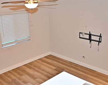 3236 Patrick Street - Photo Thumbnail 12