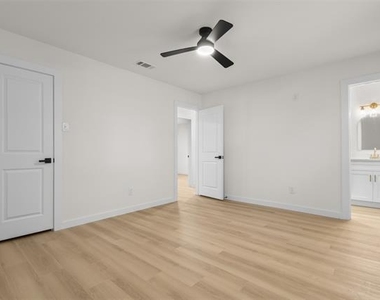 913 Roaming Road Drive - Photo Thumbnail 6