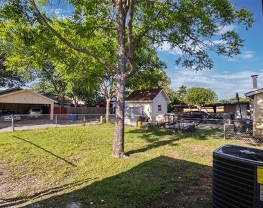 913 Roaming Road Drive - Photo Thumbnail 8