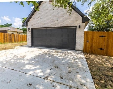 207 S James Street - Photo Thumbnail 3