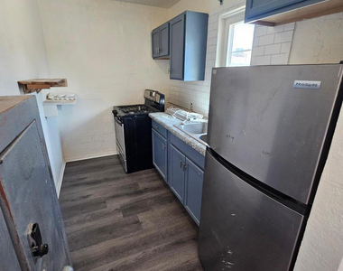 425 N 17th Drive - Photo Thumbnail 2