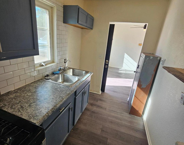 425 N 17th Drive - Photo Thumbnail 4