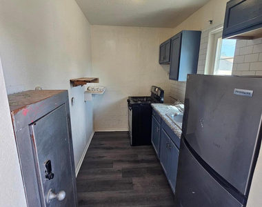 425 N 17th Drive - Photo Thumbnail 1