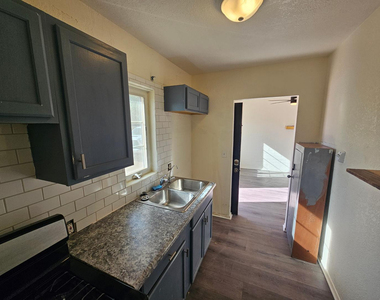 425 N 17th Drive - Photo Thumbnail 3