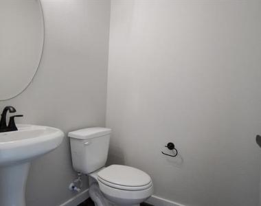 1606 Governors Boulevard - Photo Thumbnail 14