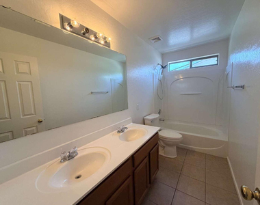 2344 E Meadow Creek Way - Photo Thumbnail 18