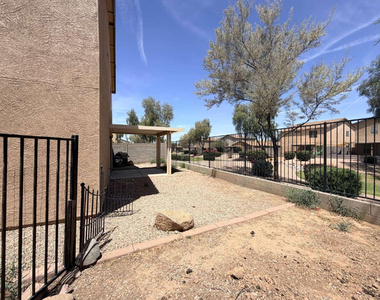 2344 E Meadow Creek Way - Photo Thumbnail 2