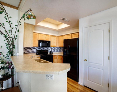 9151 W Greenway Road - Photo Thumbnail 8