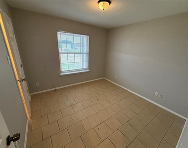 209 Blue Bell Court - Photo Thumbnail 5