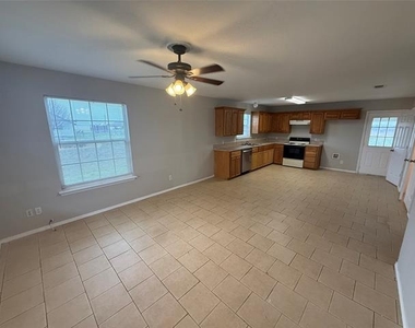209 Blue Bell Court - Photo Thumbnail 2