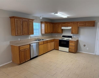 209 Blue Bell Court - Photo Thumbnail 3