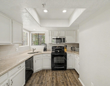 6885 E Cochise Road - Photo Thumbnail 10