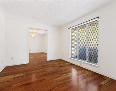 412 Oakmont Lane N - Photo Thumbnail 2